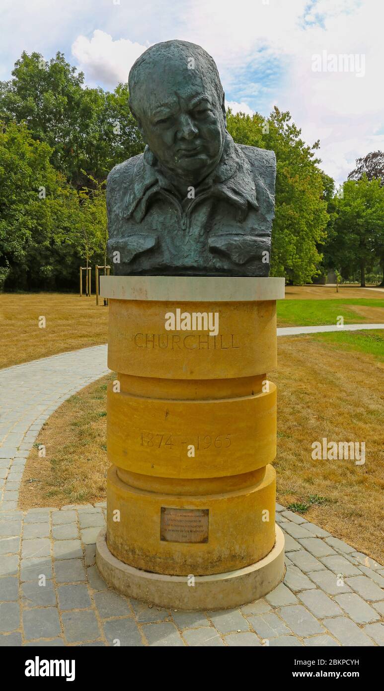 Un busto o una statua di Sir Winston Churchill, il suo luogo di nascita, Blenheim Palace, Woodstock, Oxfordshire, Inghilterra, Regno Unito Foto Stock