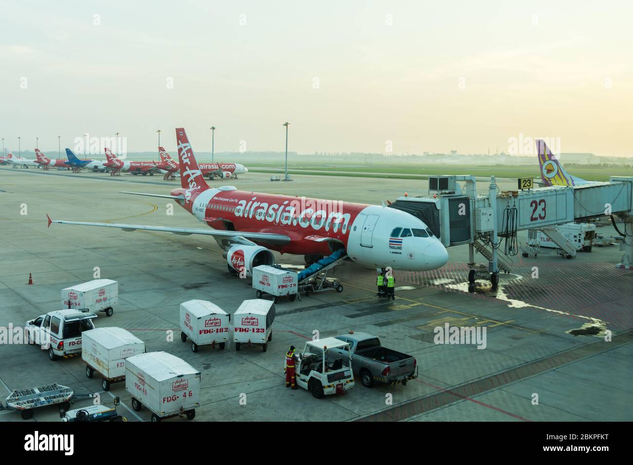 Bangkok,Thailandia - Novembre 3,2019 : veduta panoramica del carico dei bagagli in aereo e degli ingegneri che mantengono l'aereo in aeroporto. Foto Stock