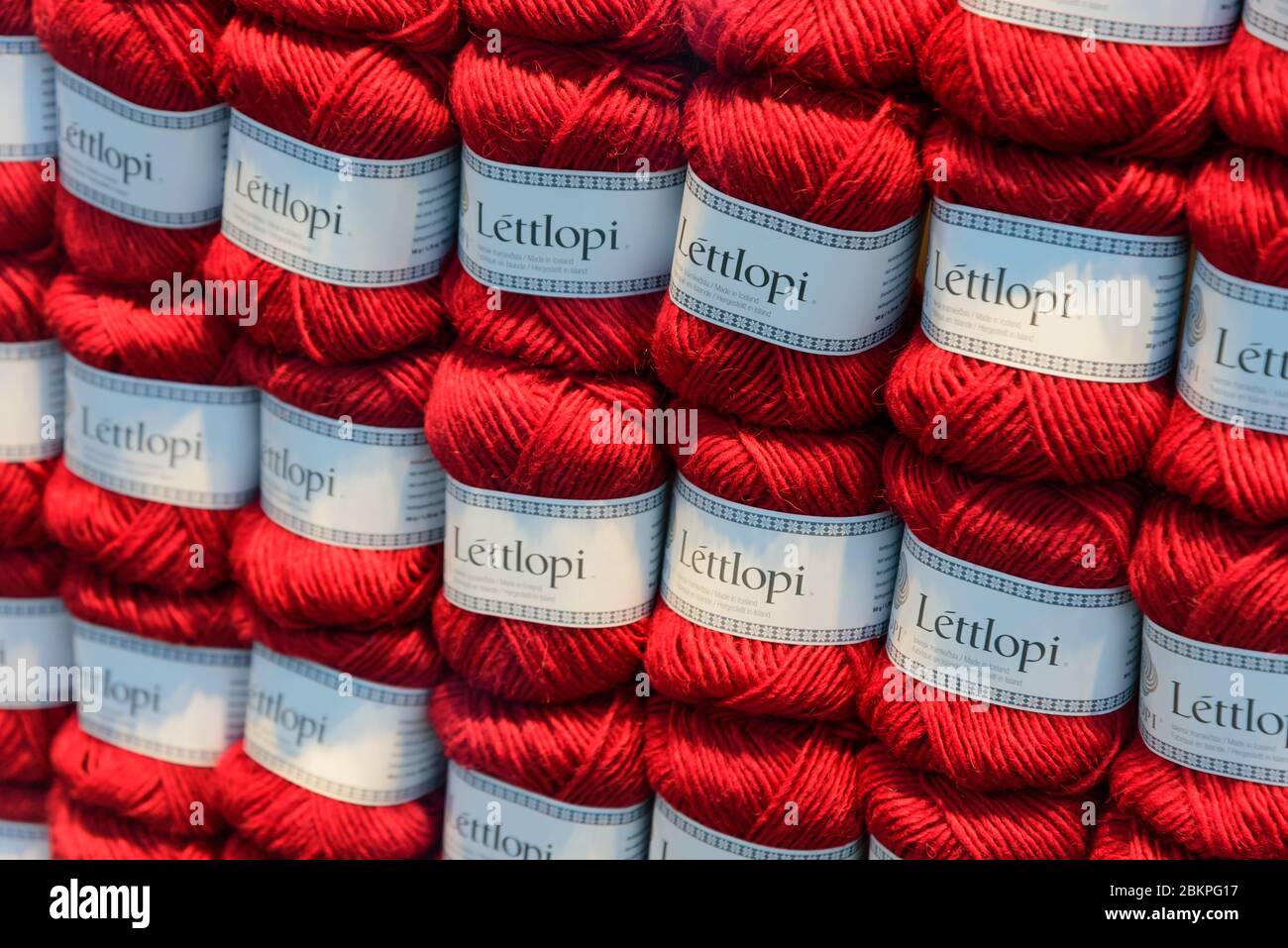 Reykjavik, Islanda. Filati di lana rossa Lettlopi in una finestra di un negozio. Foto Stock