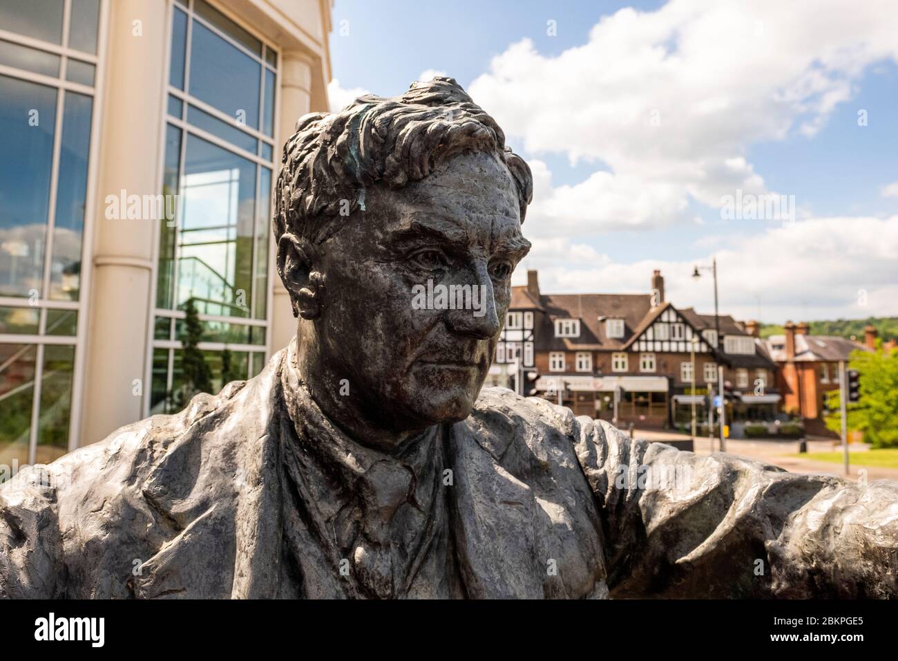 DORKING, UK- Statua di Ralph Vaughan Williams a Dorking Halls- un famoso compositore britannico Foto Stock