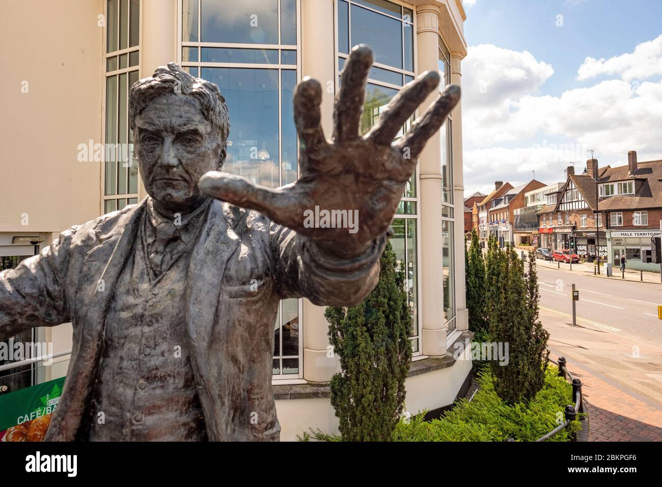 DORKING, UK- Statua di Ralph Vaughan Williams a Dorking Halls- un famoso compositore britannico Foto Stock