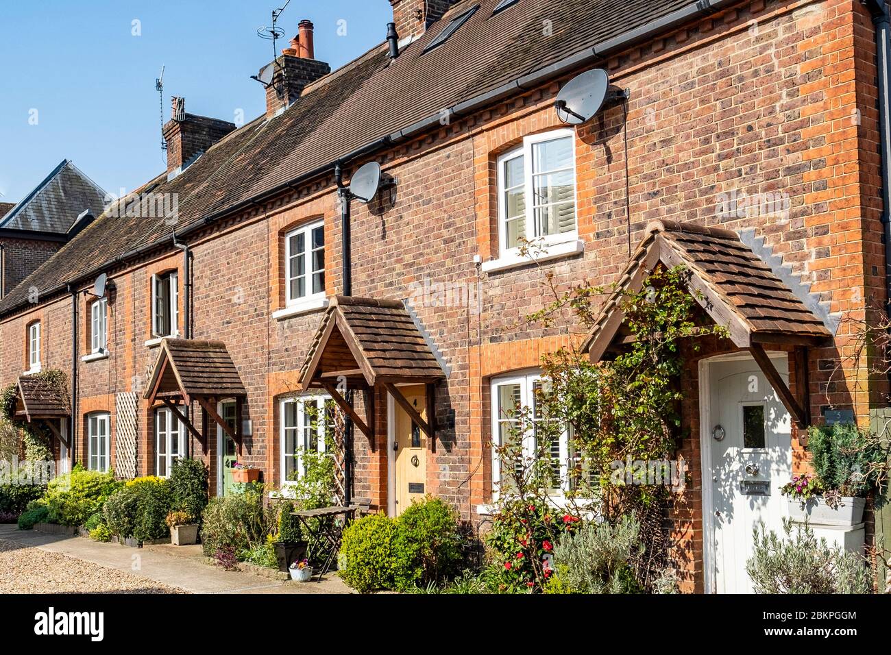 Una fila di cottage pittoreschi nella vecchia città di mercato di Dorking, nel Surrey UK. Foto Stock