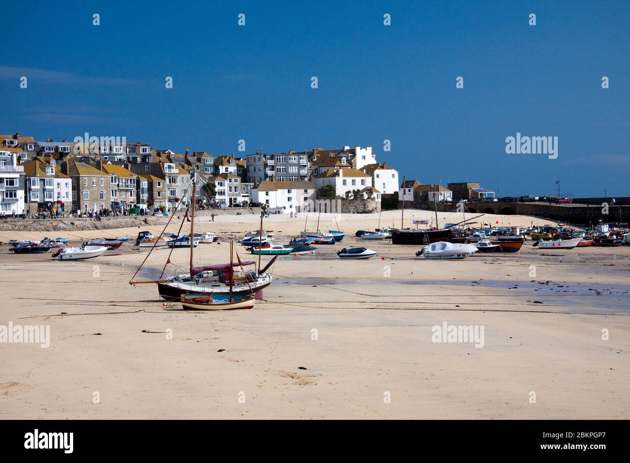 Barche da pesca ormeggiate nel pittoresco porto di St Ives, Cornovaglia, Inghilterra, regno unito, con bassa marea Foto Stock