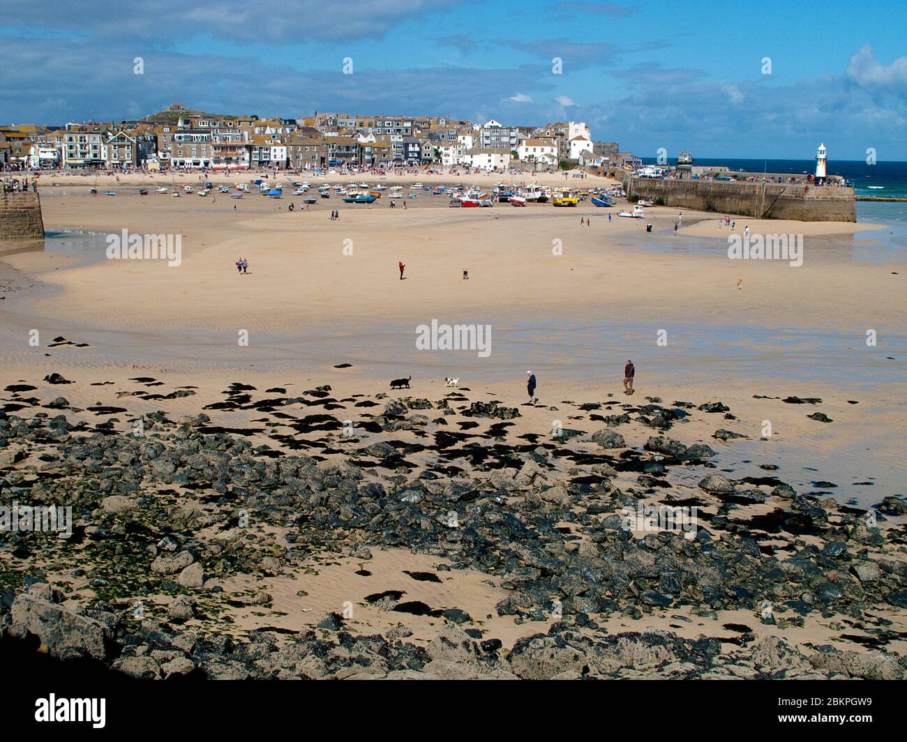 Vista sul porto nel villaggio di pescatori di St Ives, Cornovaglia. Foto Stock