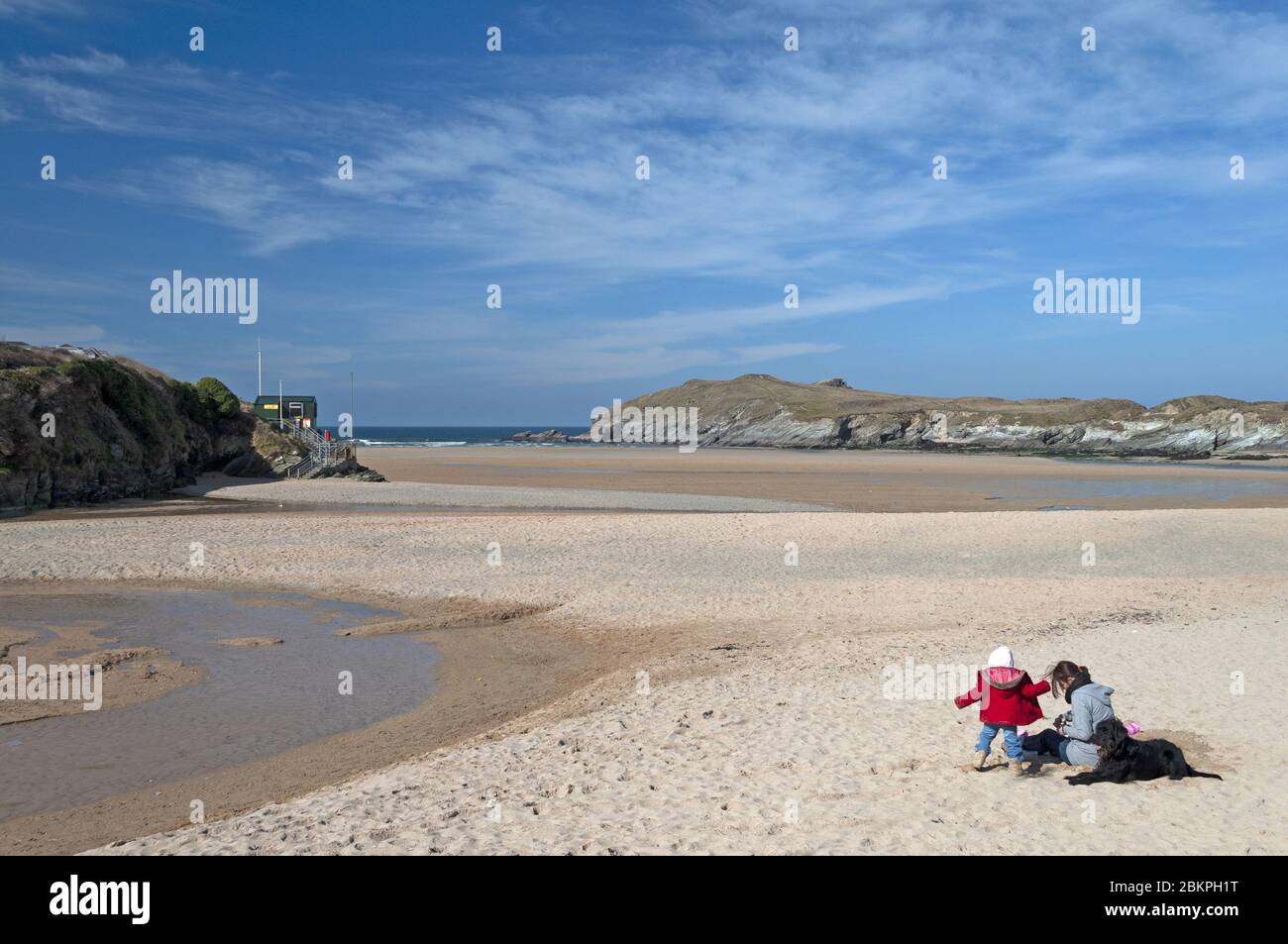 spiaggia quasi vuota a causa del coronavirus, covid 19, a porth, newquay, cornovaglia, inghilterra, gran bretagna, Foto Stock