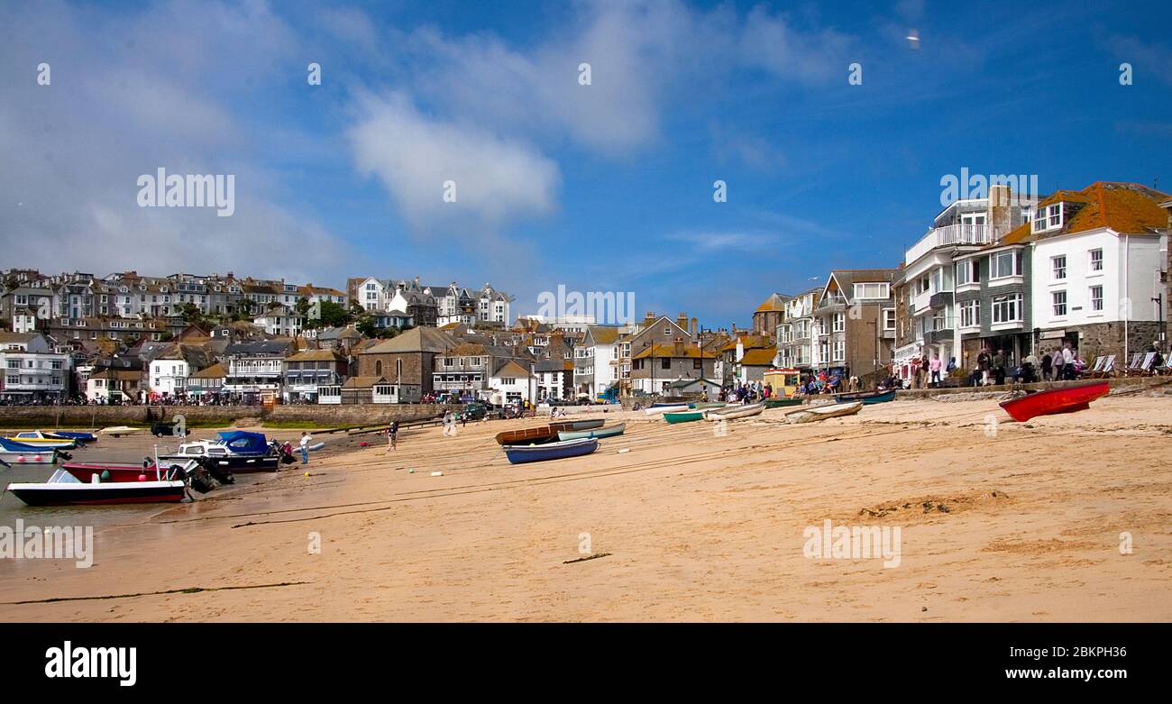 Barche da pesca ormeggiate nel porto di St Ives, Cornovaglia a bassa marea vicino alla spiaggia del porto. Foto Stock