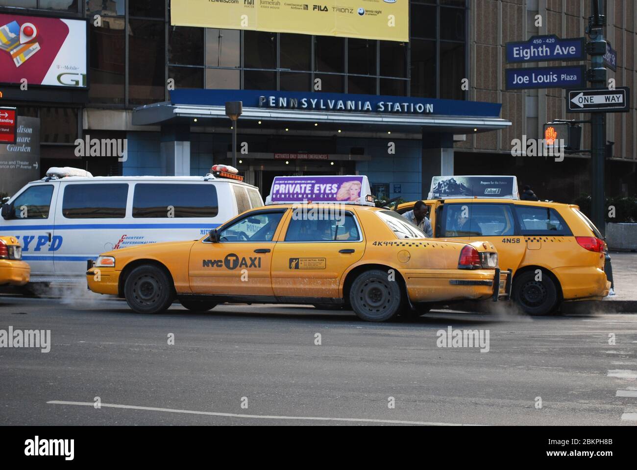 Taxi Cab gialla fuori dalla stazione Pennsylvania, Manhattan, New York, NY, Stati Uniti Foto Stock