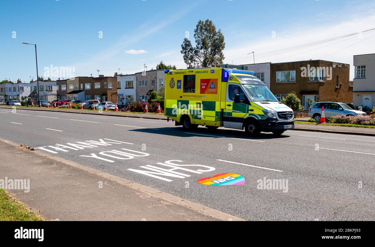 Slough, Berkshire, Regno Unito. 5 maggio 2020. Un'ambulanza di emergenza passa nuova segnaletica stradale Thank You NHS sulla A4 a Slough, Berkshire. La nuova segnaletica stradale è quella di ringraziare i medici, gli infermieri, gli assistenti sanitari e il personale di prima linea che si occupano dei pazienti del Coronavirus Covid-19 in terapia intensiva, dei reparti e di coloro che riabilitano negli ospedali del Berkshire. Credit: Maureen McLean/Alamy Live News Foto Stock
