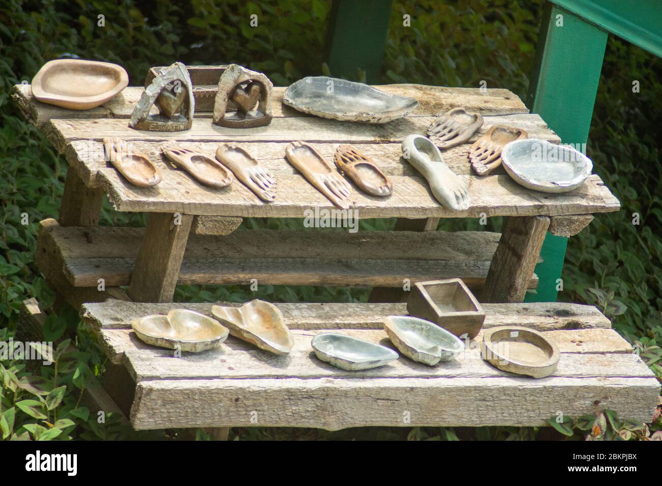 Oggetti in pietra e legno su un tavolo a Swazoland. Gli oggetti includono la replica dei materiali utilizzati dagli antenati a lungo. Foto Stock