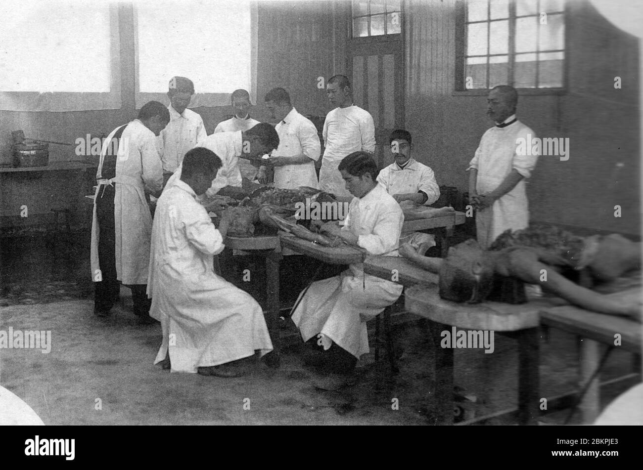 [ 1910 Giappone - studenti giapponesi che studiano anatomia ] - dottori da studiare anatomia da cadavers a Okayama Iigakku Senson Gakko, una scuola di medicina a Okayama, nel 1910 (Meiji 34). stampa d'argento gelatina vintage del xx secolo. Foto Stock