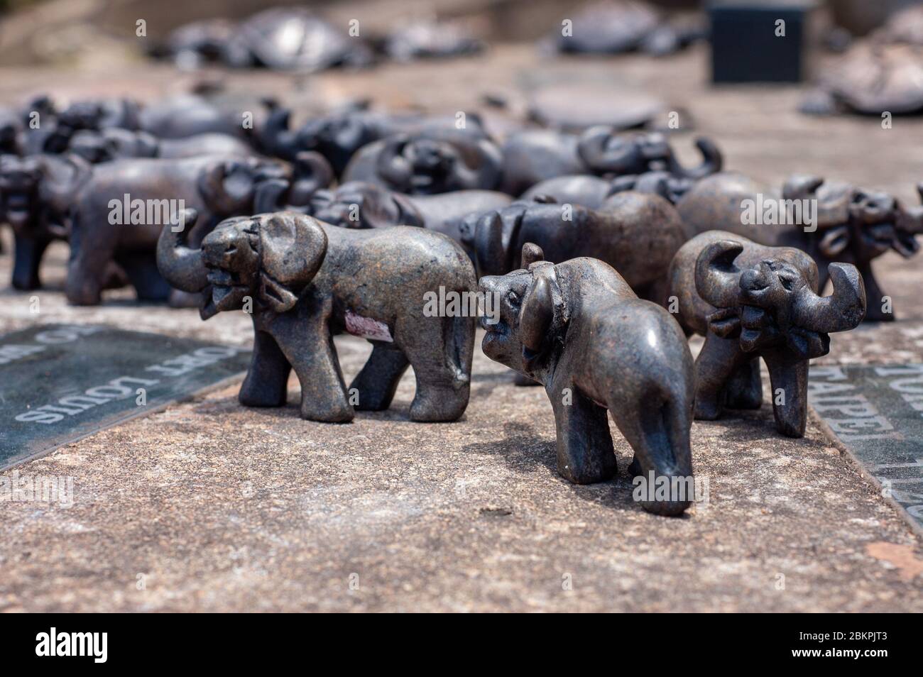 Repliche animali selvatici realizzate in pietra morbida in africa Foto Stock