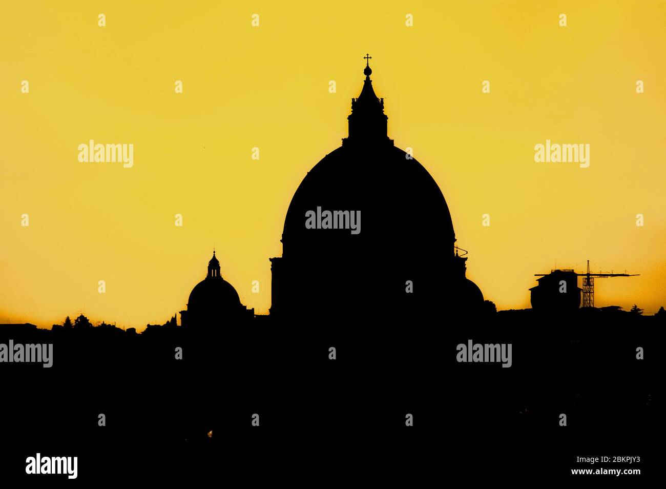 Il Duomo del Vaticano a polvere da lontano. Questa è una versione colorata con cupola nera in argento contro un cielo giallo Foto Stock