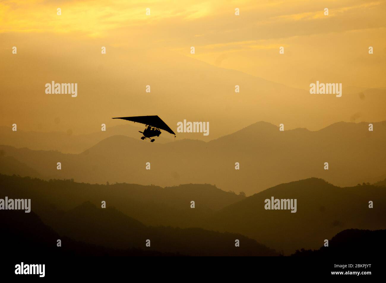 Un piccolo aereo che vola al mattino sulle montagne della catena montuosa dell'Annapurna dell'Himalaya. Le compagnie turistiche organizzano questo tipo di giostre al mattino presto Foto Stock