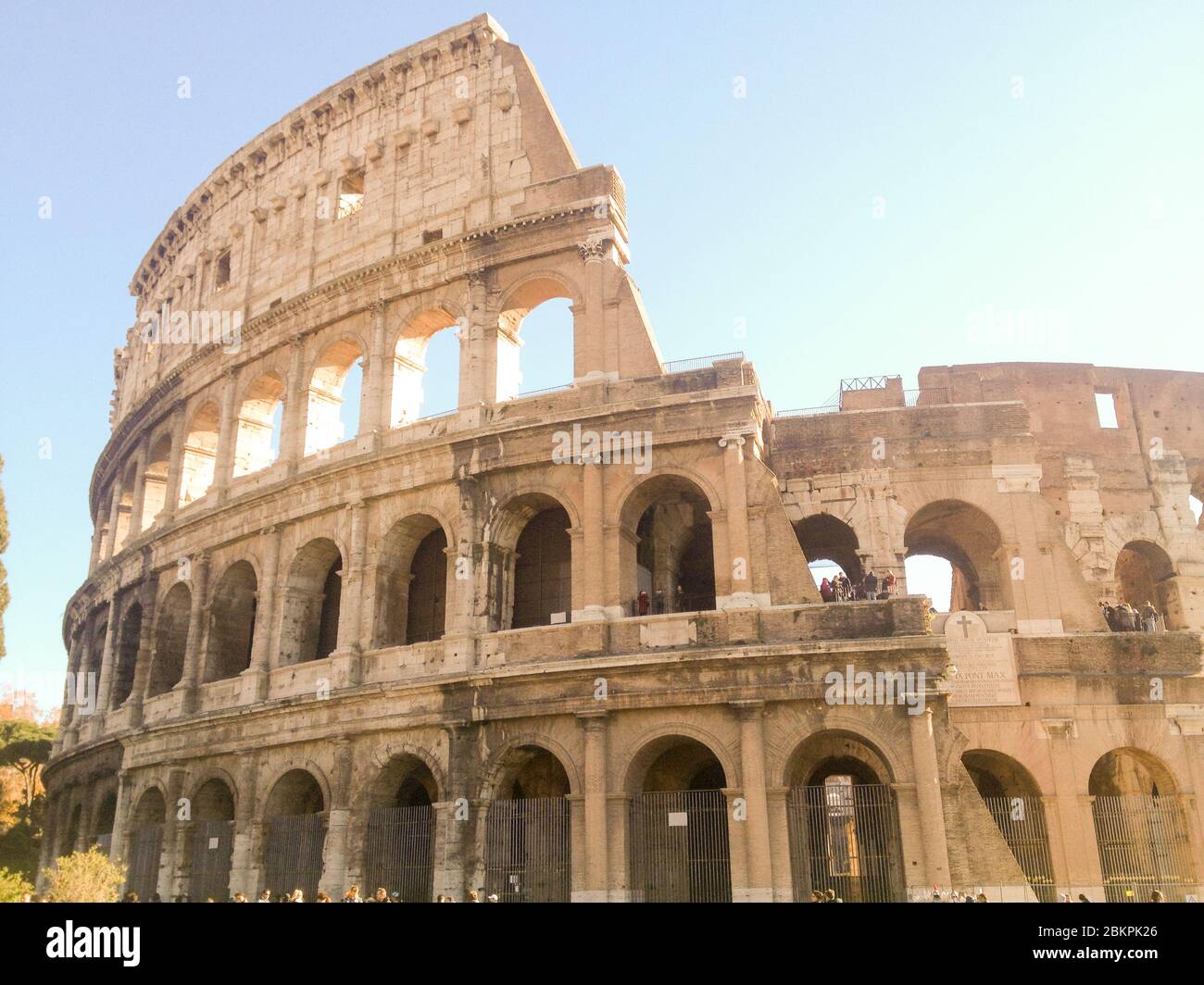 Il Colosseo potrebbe ospitare da 50,000 a 80,000 spettatori. Fu usato per i combattimenti gladiatori e per gli spettacoli pubblici come la battaglia di mare fittizio Foto Stock