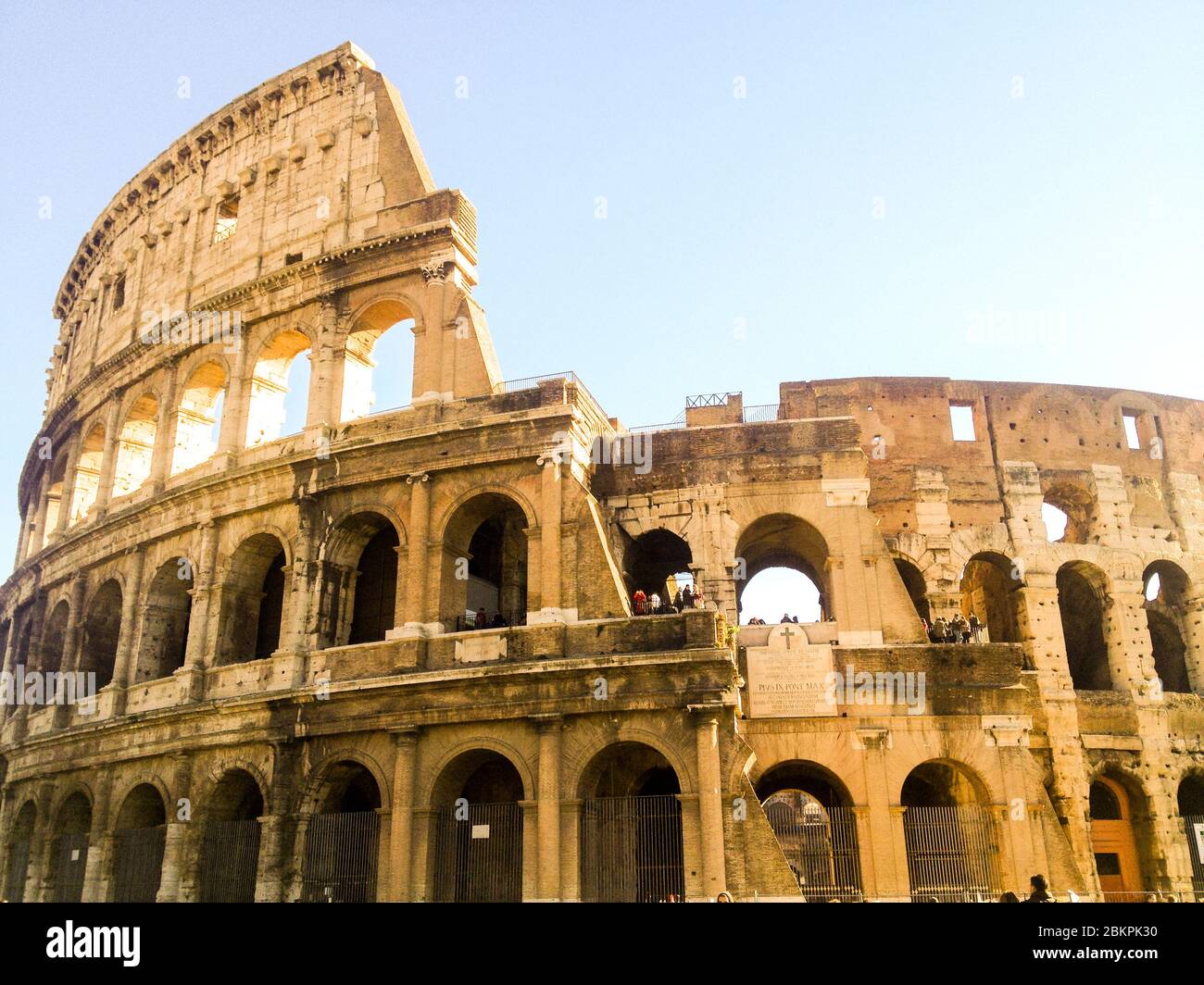 Il Colosseo potrebbe ospitare da 50,000 a 80,000 spettatori. Fu usato per i combattimenti gladiatori e per gli spettacoli pubblici come la battaglia di mare fittizio Foto Stock