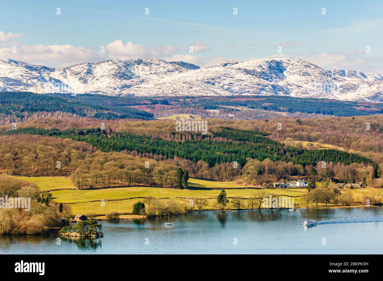 Lanciati su Windermere vicino all'isola di Ling Holme con i Coniston Fells in lontananza, dalle alture di Rotthwaite Foto Stock