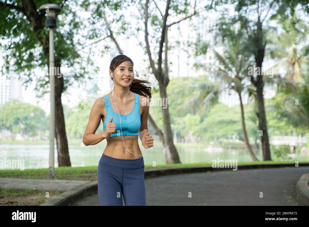 Giovane donna sportiva jogging sul parco. Foto Stock