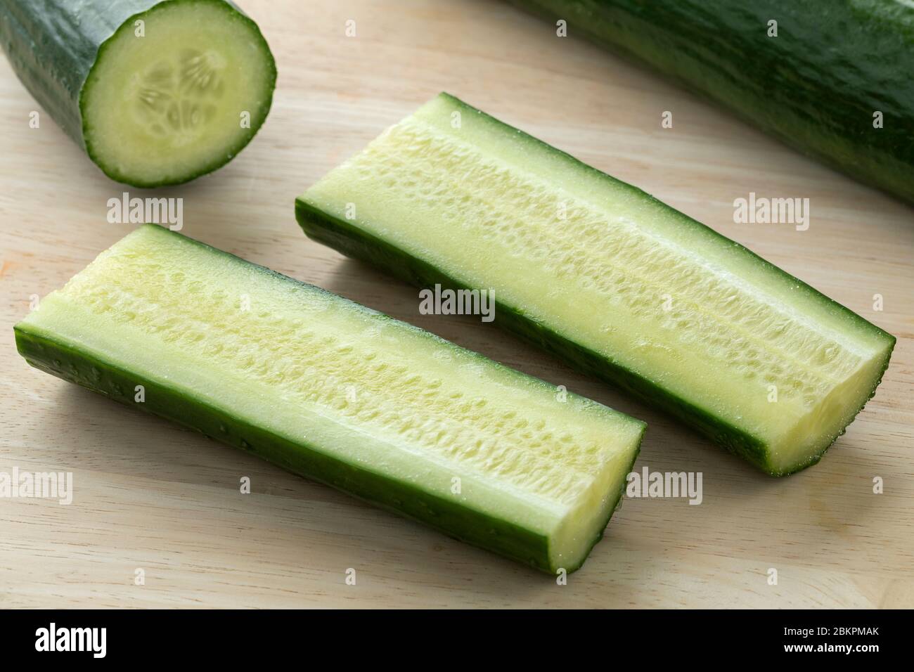 Cetriolo fresco tagliato verde con semi succosi Foto Stock