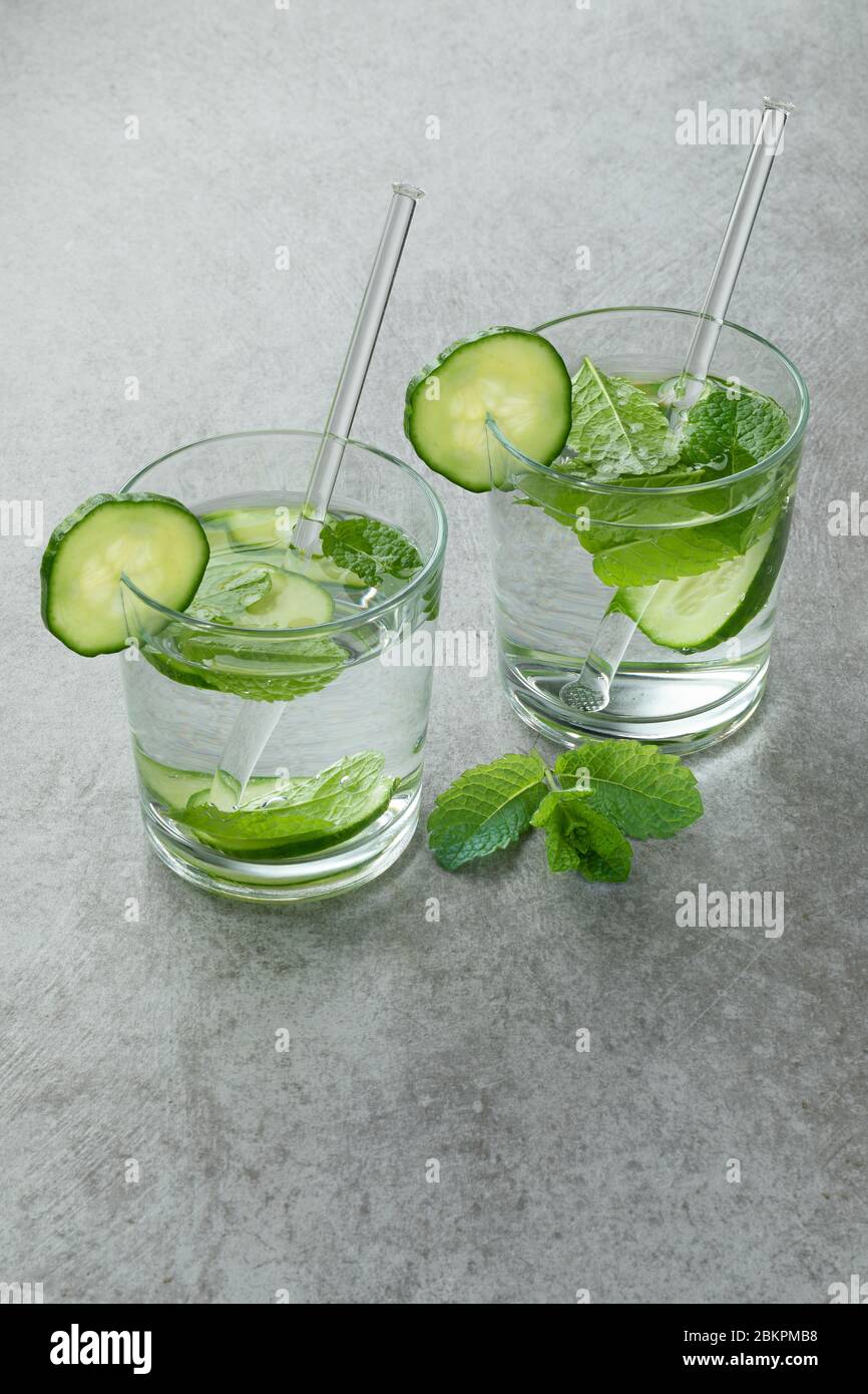 Paio di bicchieri con acqua, cetriolo e menta Foto Stock