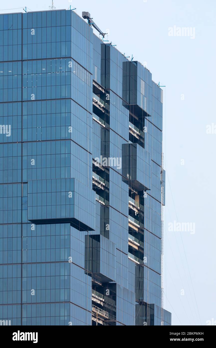 Primo piano della facciata di uno dei grattacieli e degli edifici commerciali dell'area di Gambir nel centro di Giacarta, Indonesia. Foto Stock