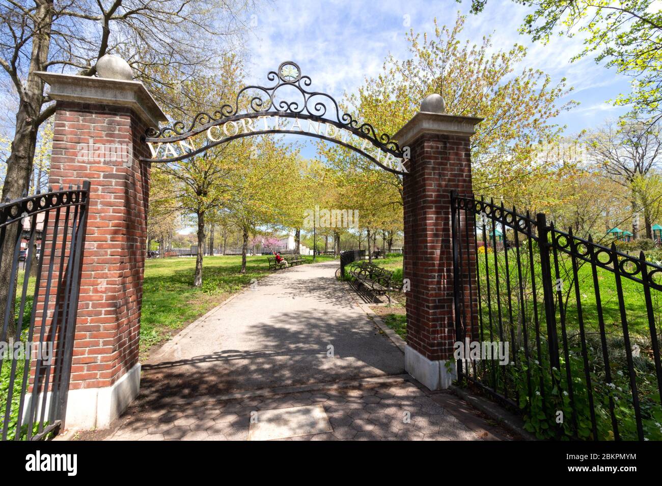 Ingresso al Van Cortlandt Park, il terzo parco più grande di New York. Ospita campi da golf, campi da tennis, un campo da calcio e molti altri sport Foto Stock