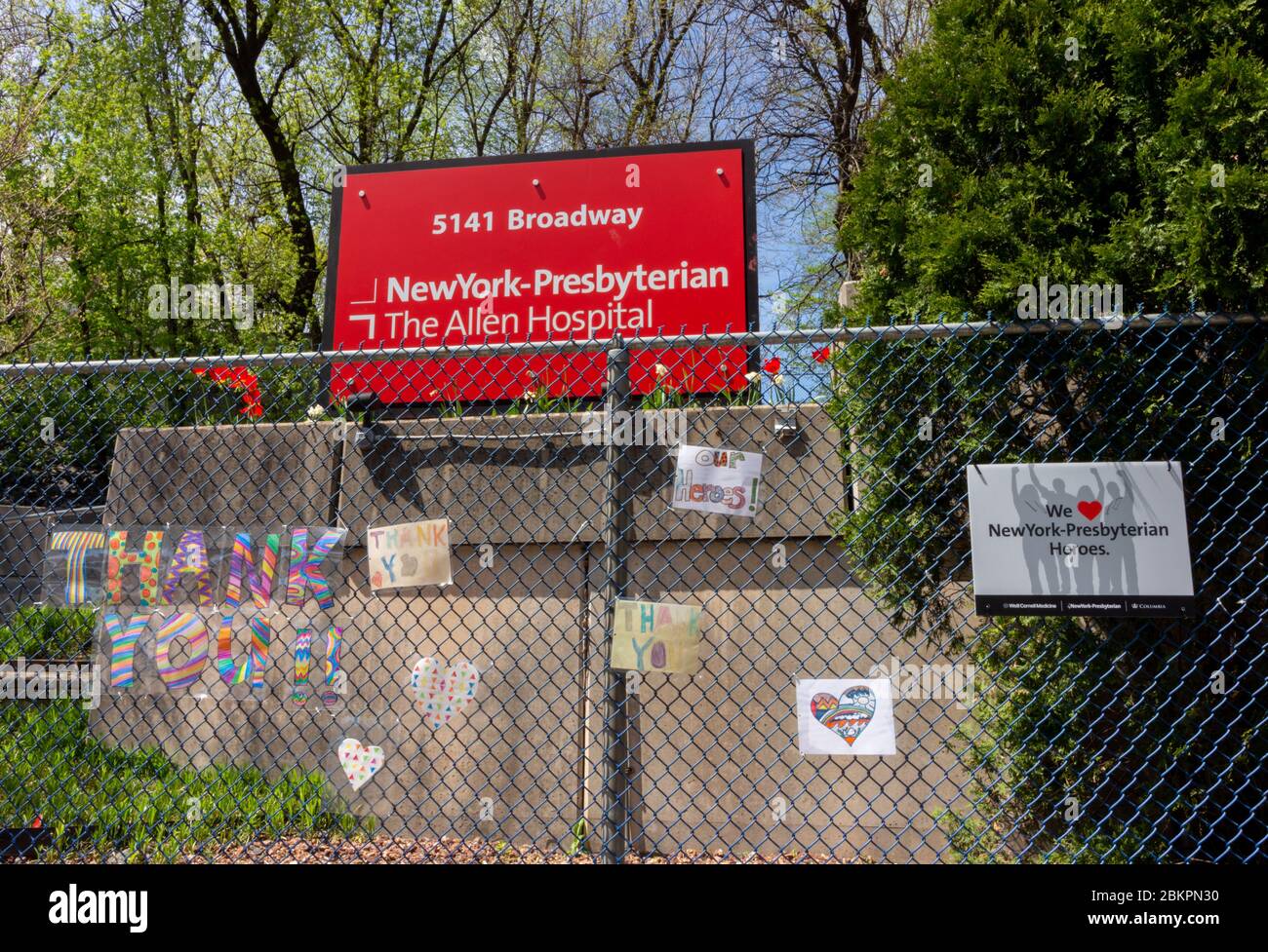 Grazie segni agli operatori sanitari di fronte al presbiterio di New York, l'Allen Hospital durante il coronavirus o covid-19 pandemia Foto Stock