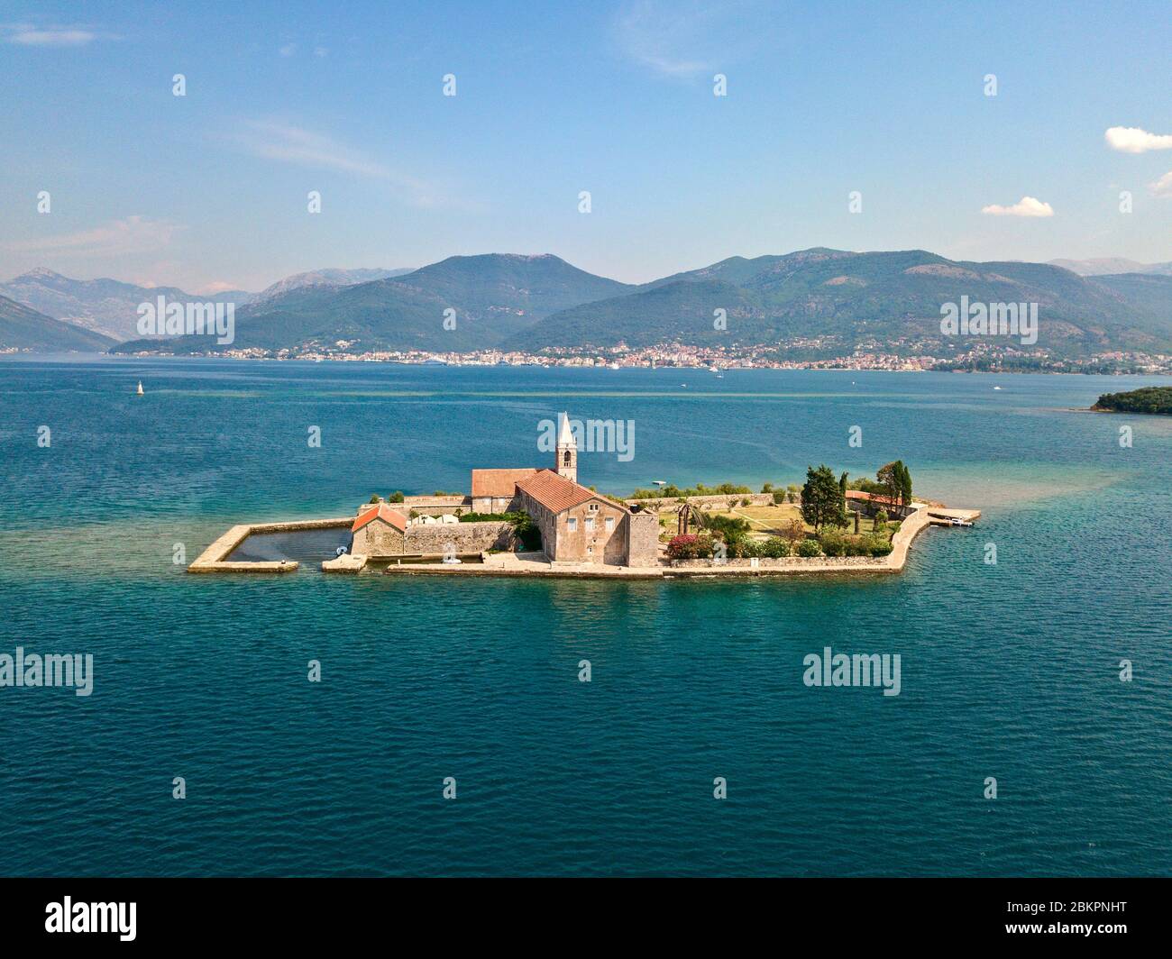 Veduta aerea dell'isola di Notre Dame de la Miséricorde, monastero nella baia di Cattaro vicino all'isola di Sveti Marko, Montenegro. Ostrvo Gospa Foto Stock