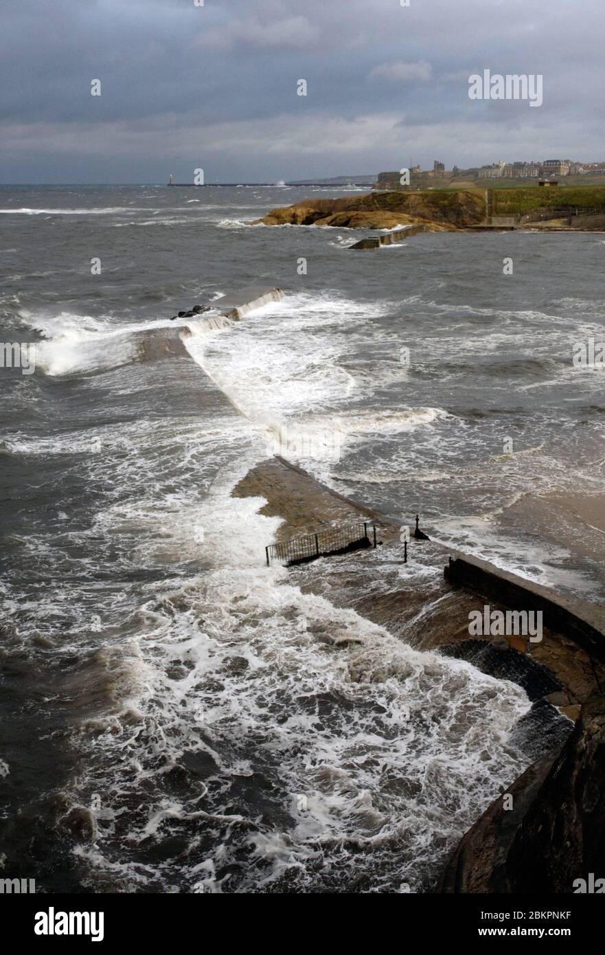 Mare mosso; Tynemouth; NE Inghilterra Foto Stock