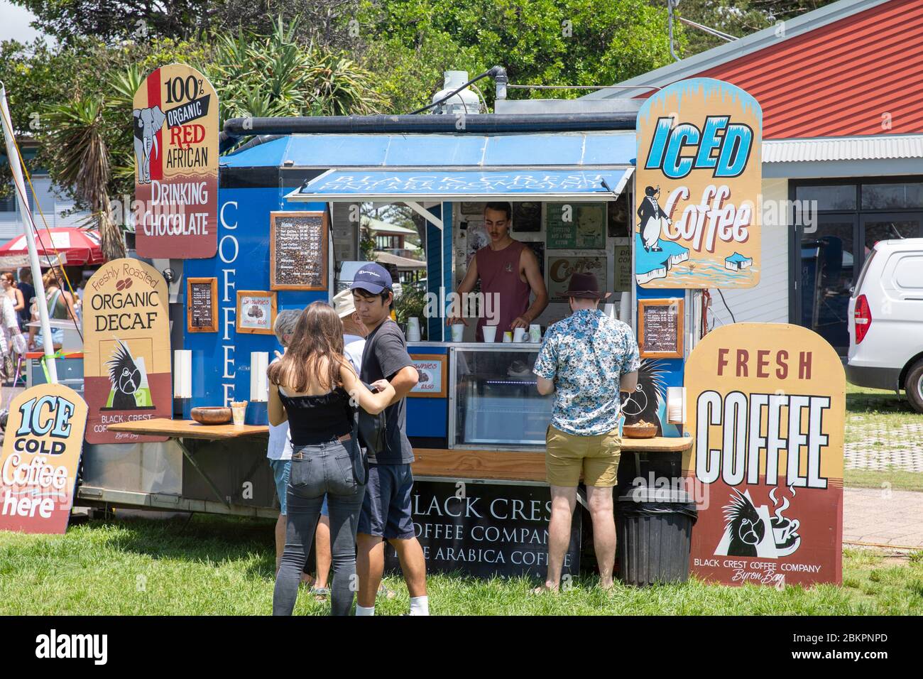 Byron Bay Saturday Markets e una caffetteria con cioccolata calda che serve bevande al mercato, NSW, Australia Foto Stock