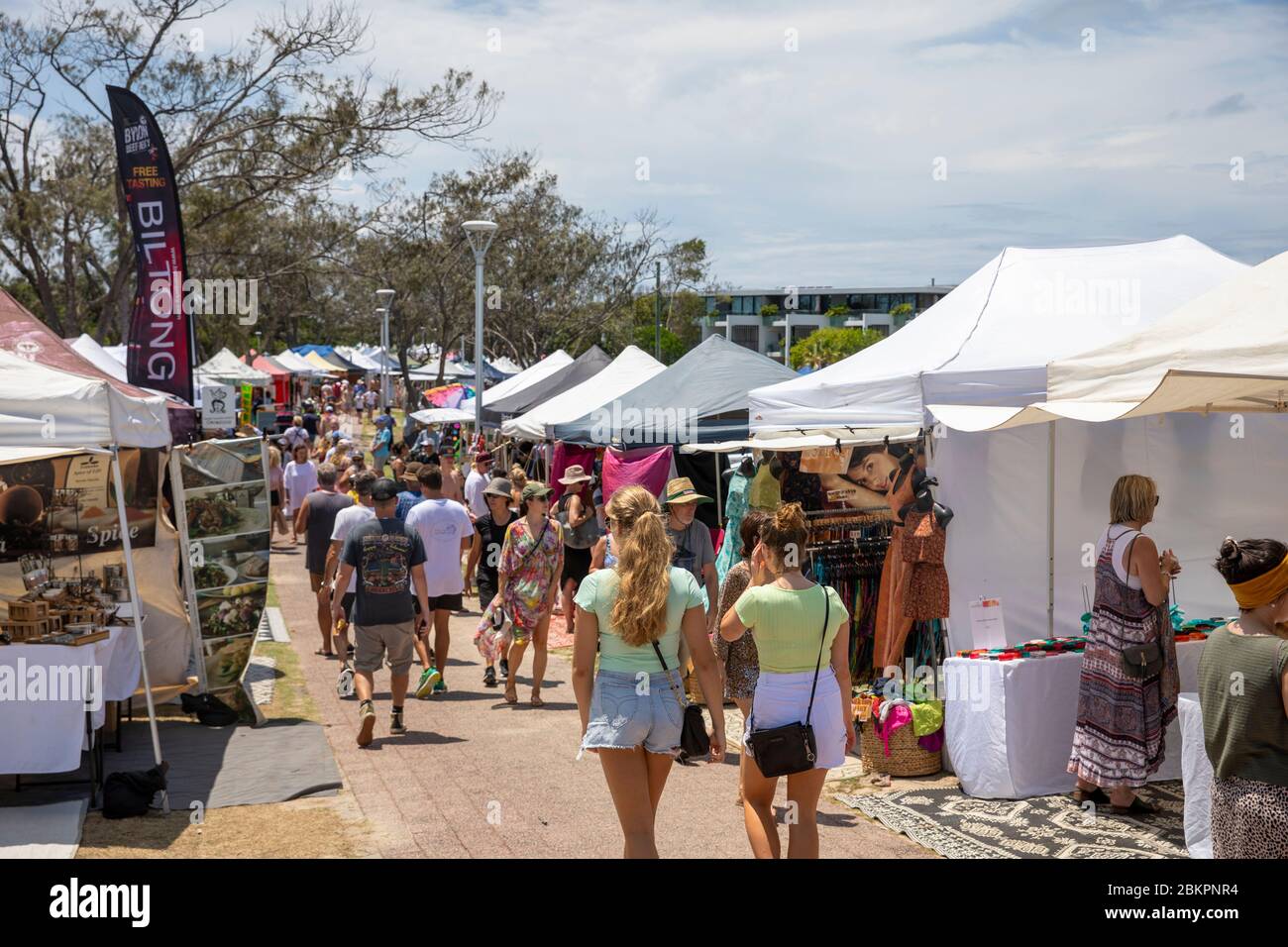 Byron Bay giorno del mercato, stallholders ai mercati locali durante la stagione estiva occupato di vacanza per questa città costiera in NSW, Australia Foto Stock