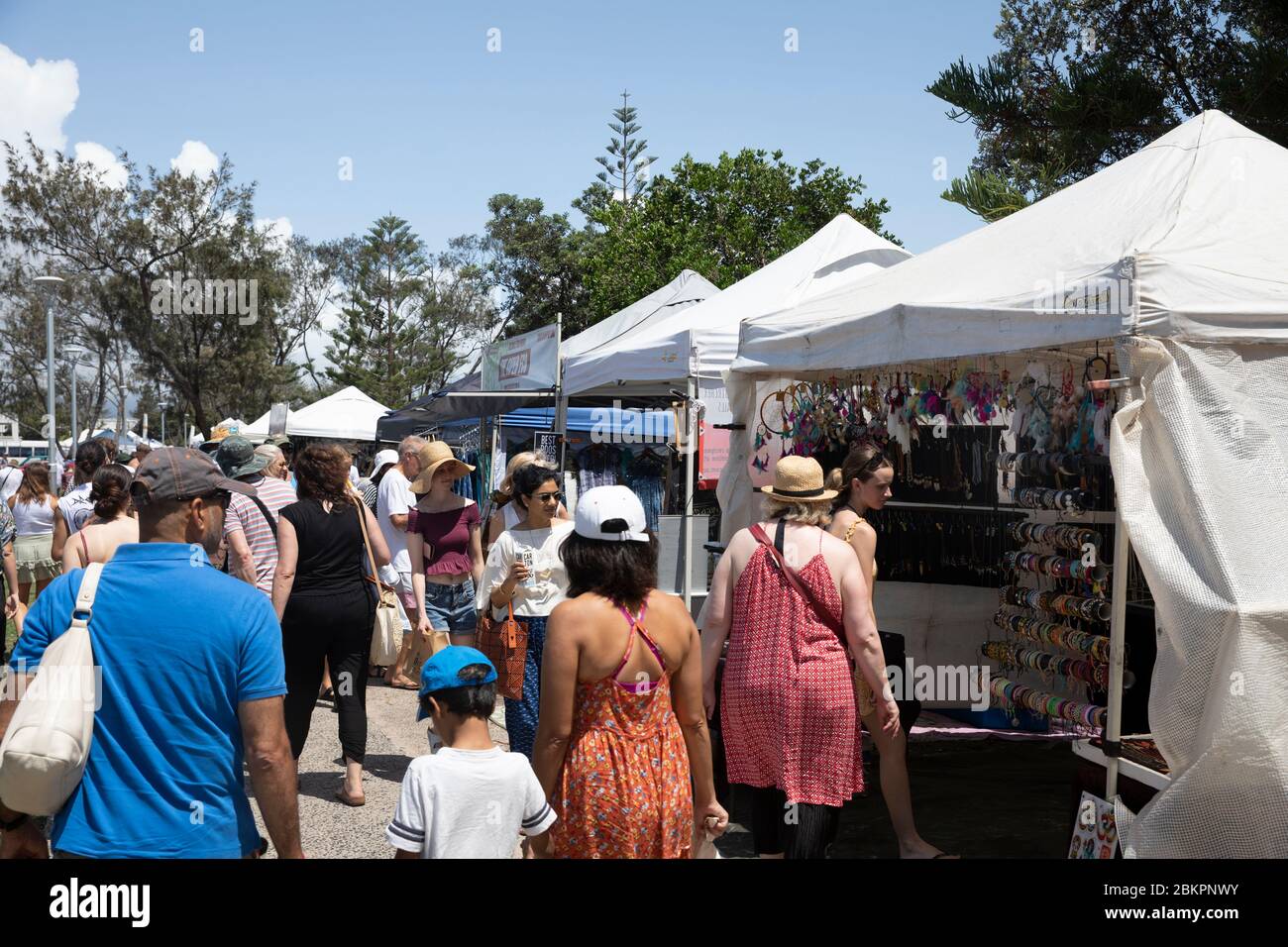 Byron Bay giorno del mercato, stallholders ai mercati locali durante la stagione estiva occupato di vacanza per questa città costiera in NSW, Australia Foto Stock