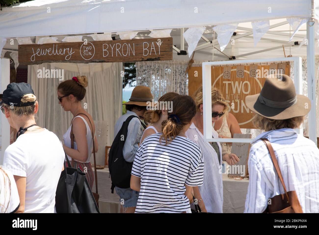 Byron Bay mercato e la gente che naviga lo shopping ad una bancarella di gioielli nel mercato, nuovo Galles del Sud, Australia Foto Stock