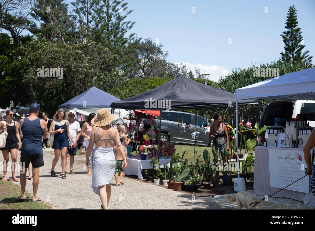 Persone a Byron Bay mercato del sabato con gente che naviga bancarelle del mercato, NSW, Australia Foto Stock