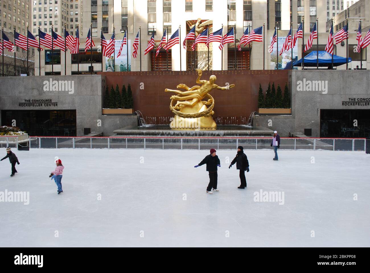 Pista di pattinaggio su ghiaccio Rockefeller Center, 45 Rockefeller Plaza, New York, NY, Stati Uniti da Raymond Hood Associated Architects Foto Stock
