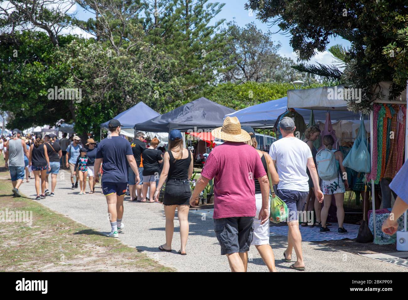 Persone a Byron Bay mercato del sabato con gente che naviga bancarelle del mercato, NSW, Australia Foto Stock