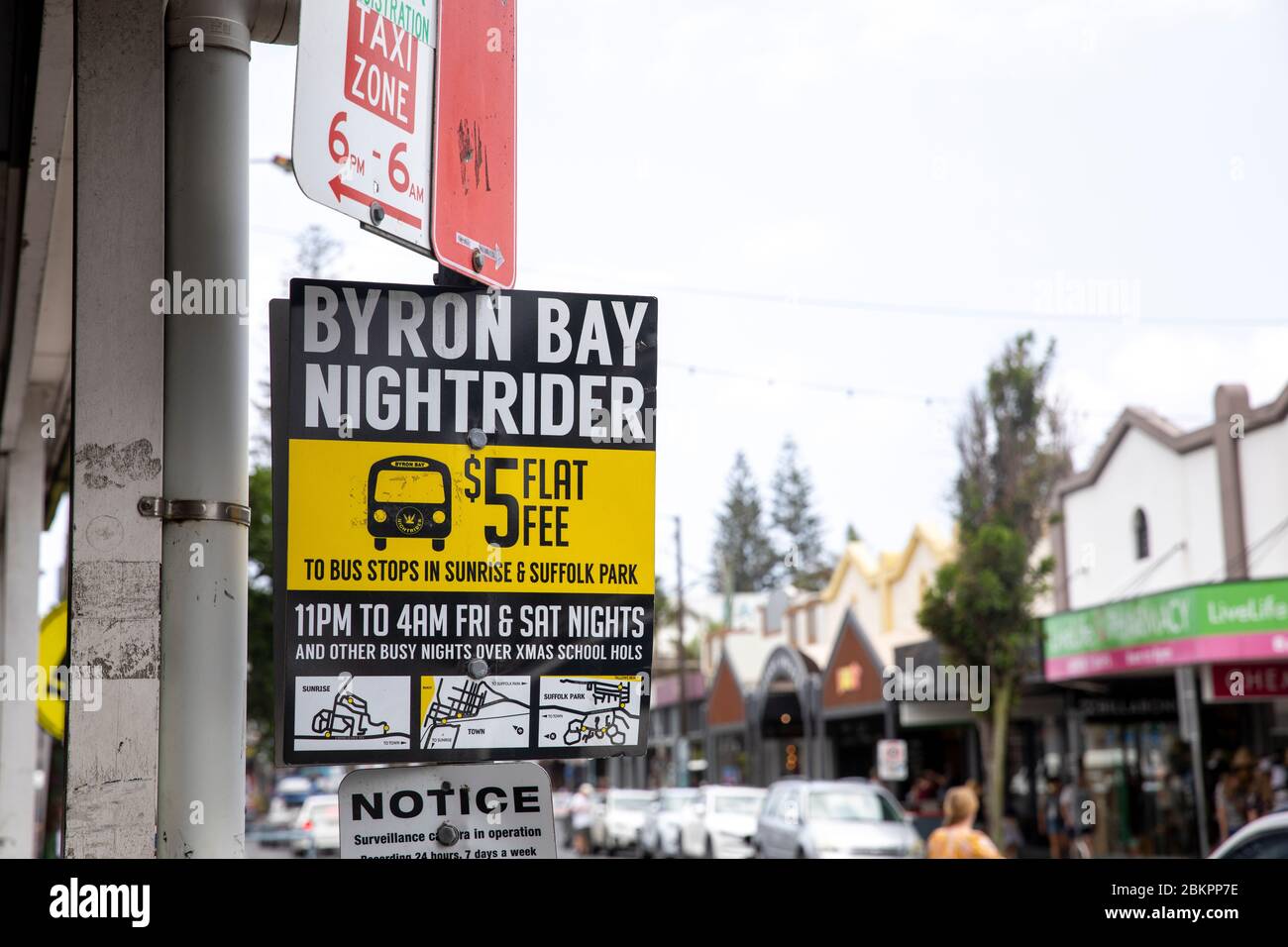 Fermata del servizio di autobus notturno di Byron Bay per coloro che hanno bisogno di mezzi pubblici durante la notte dalle 23.00 alle 4.00, Australia Foto Stock