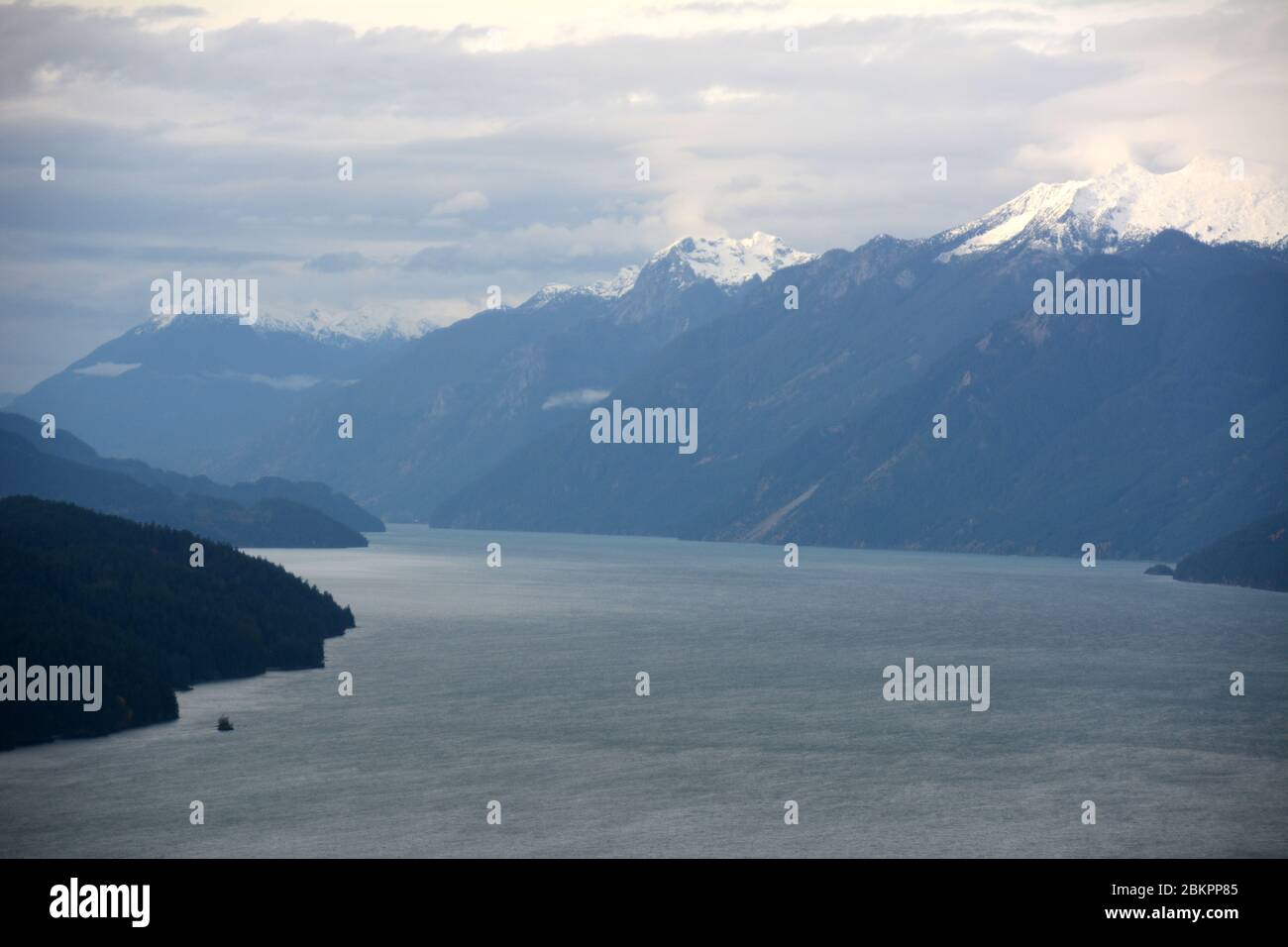 Harrison Lake e le Cime della Costa Mountain del Monte Breakenridge della catena Lillooet, vicino a Harrison Hot Springs, British Columbia, Canada. Foto Stock