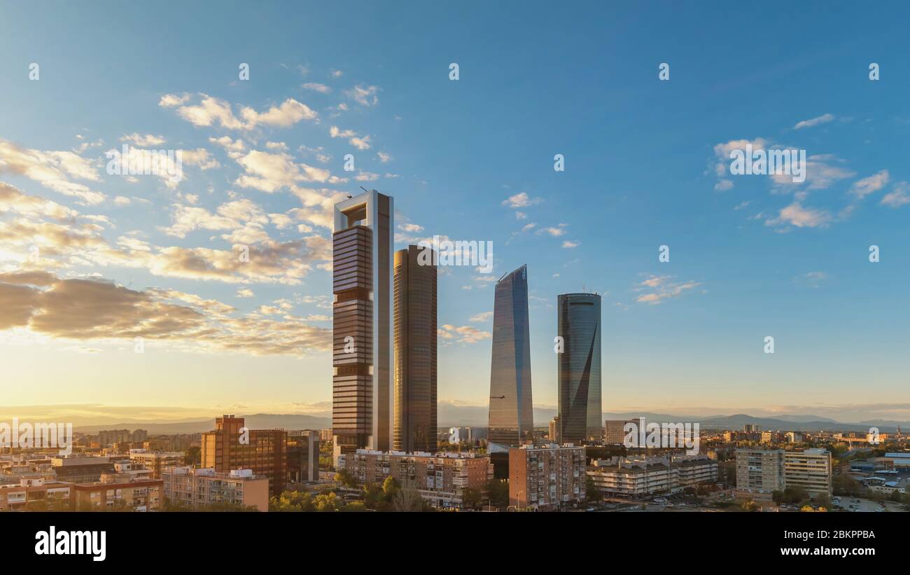 Madrid Spagna, tramonto skyline della città al quartiere finanziario centrale con quattro torri Foto Stock