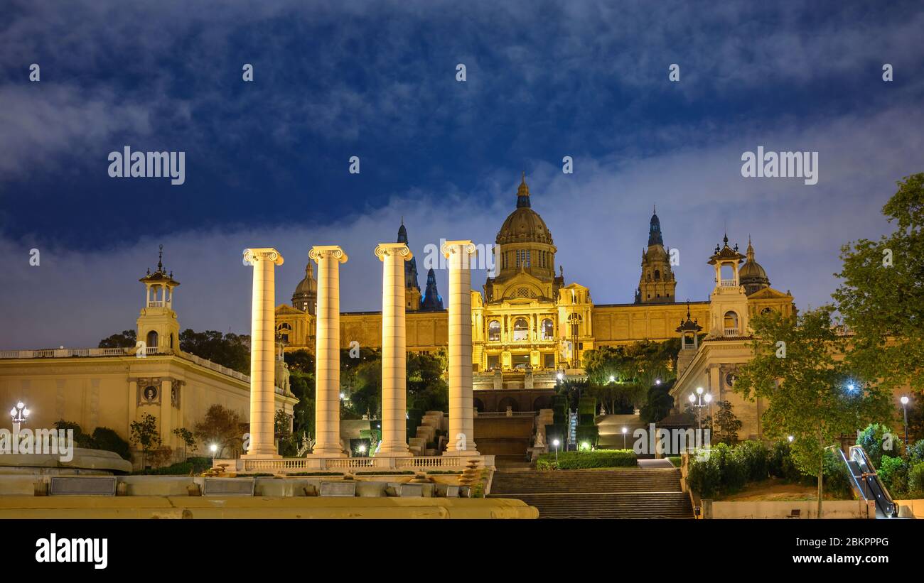 Barcellona Spagna, skyline della città notturna al Museo Nazionale d'Arte della Catalogna vuoto nessuno Foto Stock