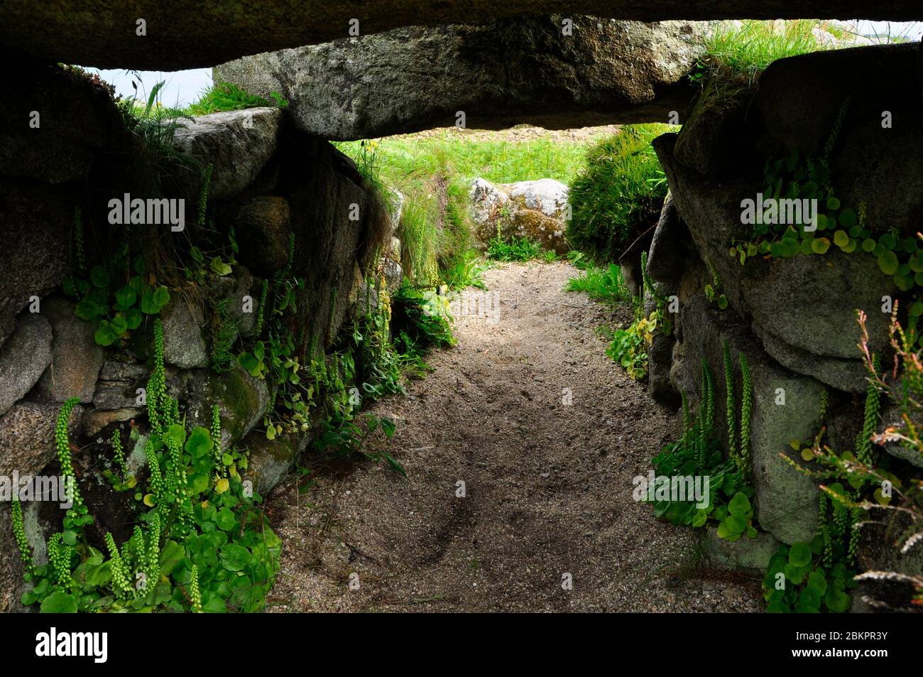 Insidgen Lower Entrance grave, sulle isole di St Mary di Scilly, Neolitico recente età del Bronzo iniziale circa 2500 AC, Cornovaglia, Regno Unito Foto Stock