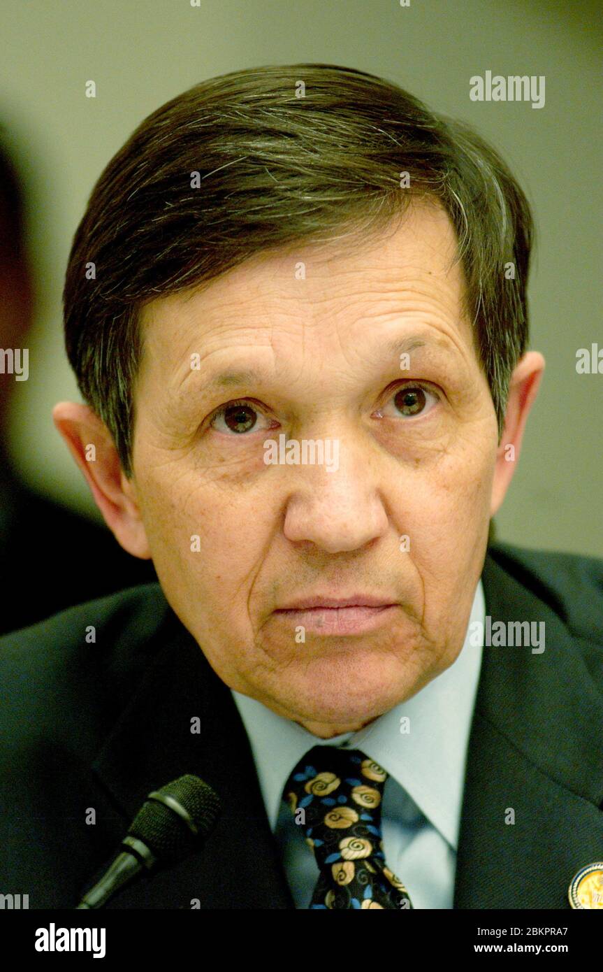 Washington, Stati Uniti d'America. 17 Marzo 2005. Kucinich (democratico dell'Ohio), membro, Comitato della Camera degli Stati Uniti sulla riforma del governo, ascolta come i dirigenti di baseball sono interrogati durante l'audizione che indagano l'uso di steroidi nella Major League Baseball a Washington, DC il 17 marzo 2005.Credit: Ron Sachs/CNP | Usage Worldwide Credit: dpa/Alamy Live News Foto Stock