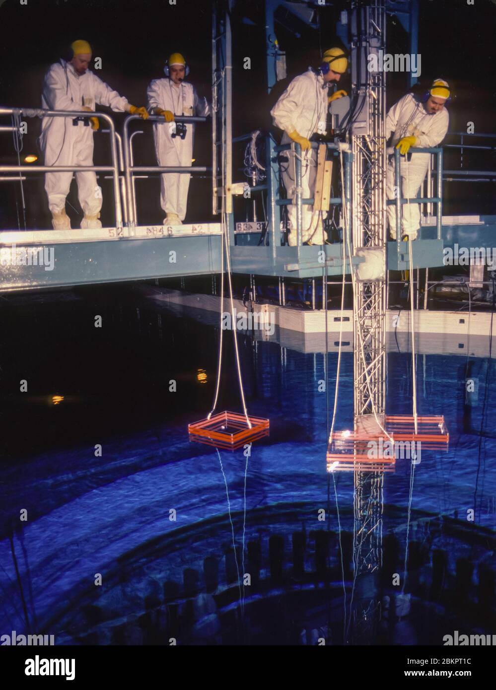 SCRIBA, NEW YORK, USA, 1985 - tecnici al lavoro durante il rifornimento del nucleo del reattore, presso la centrale nucleare Fitzpatrick, Nine Mile Point. Foto Stock