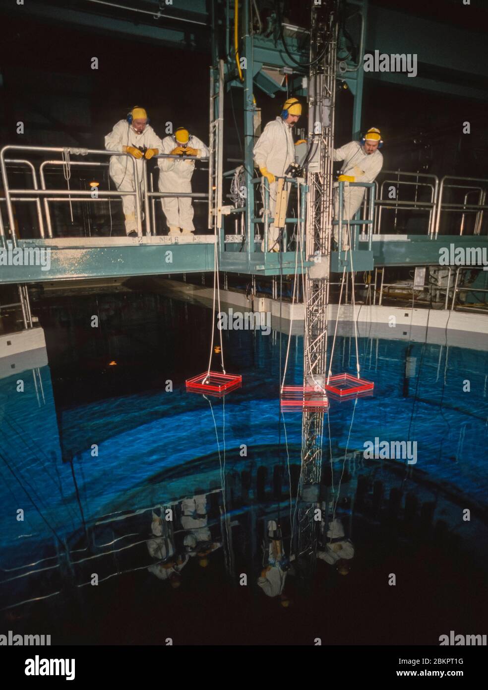 SCRIBA, NEW YORK, USA, 1985 - tecnici al lavoro durante il rifornimento del nucleo del reattore, presso la centrale nucleare Fitzpatrick, Nine Mile Point. Foto Stock