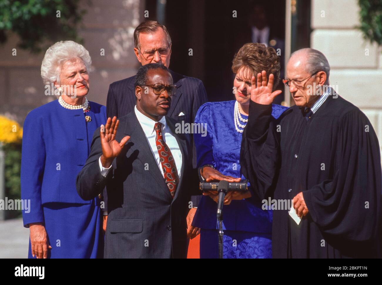 WASHINGTON, DC, USA, 18 OTTOBRE 1991: Giudice della Corte Suprema Clarence Thomas giurato in alla Casa Bianca da Justice Byron White, come il presidente George H. W. Bush, prima Lady Barbara Bush, e Virginia Lamp Thomas guardare su. Foto Stock