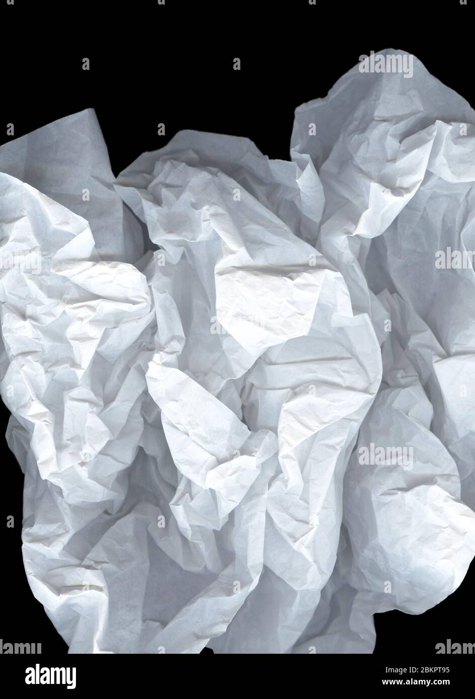 Grande nuvola leggera ed elegante di carta stropicciata su sfondo nero. Sfondo bianco e grigio con carta stropicciata. Carta schiacciata, increspata e. Foto Stock