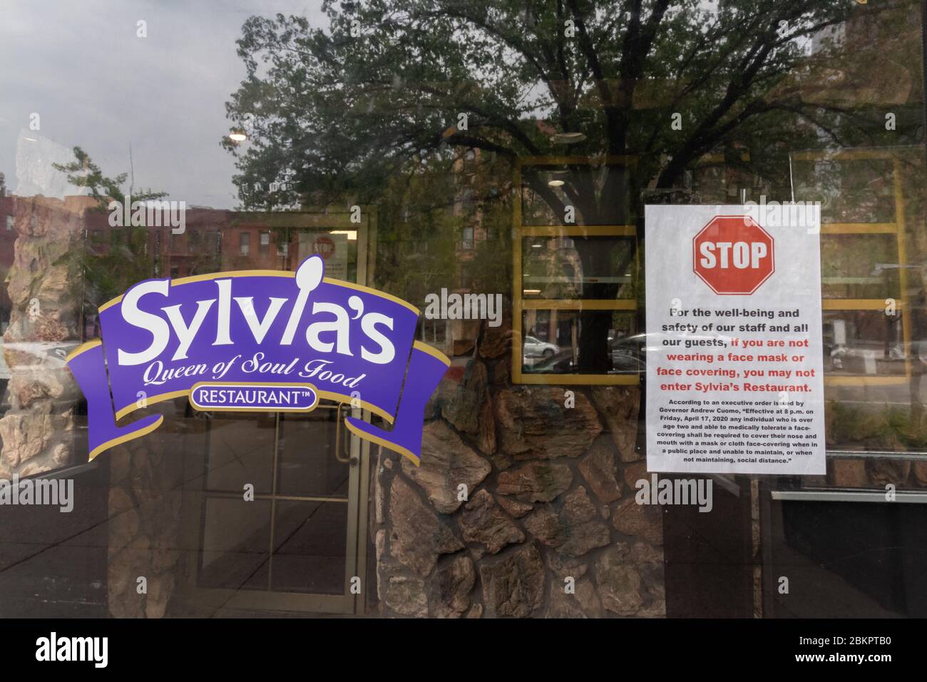 Firma al famoso Harlem soul food ristorante Sylvia's che richiede a tutti coloro che entrano di indossare una maschera facciale a causa del coronavirus o covid-19 pandemic Foto Stock