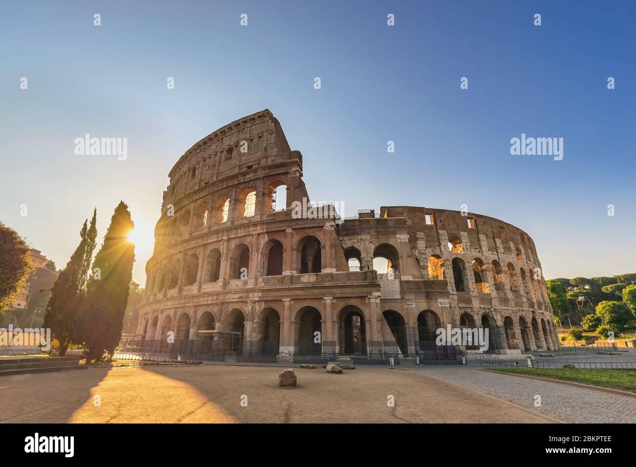 Roma Italia, skyline della città alba al Colosseo di Roma vuoto nessuno Foto Stock