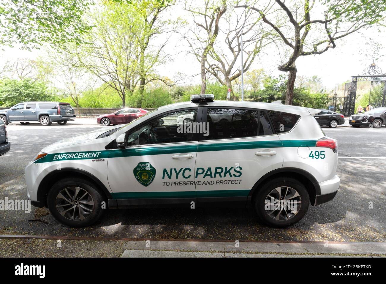 Auto appartenente alla NYC Parks Enforcement Patrol parcheggiato sulla 5th Ave. Accanto a Central Park. La Patrol applica le regole e i regolamenti dei parchi. Foto Stock