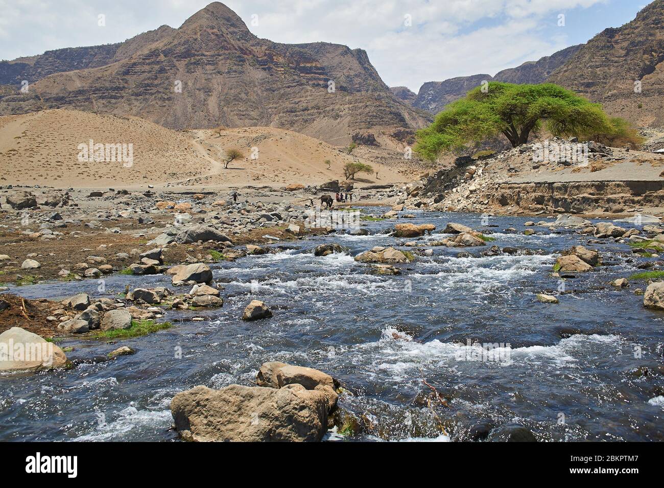 Il fiume Engeliero fornisce un'abbondante alimentazione idrica in un ambiente altrimenti secco e duro Foto Stock