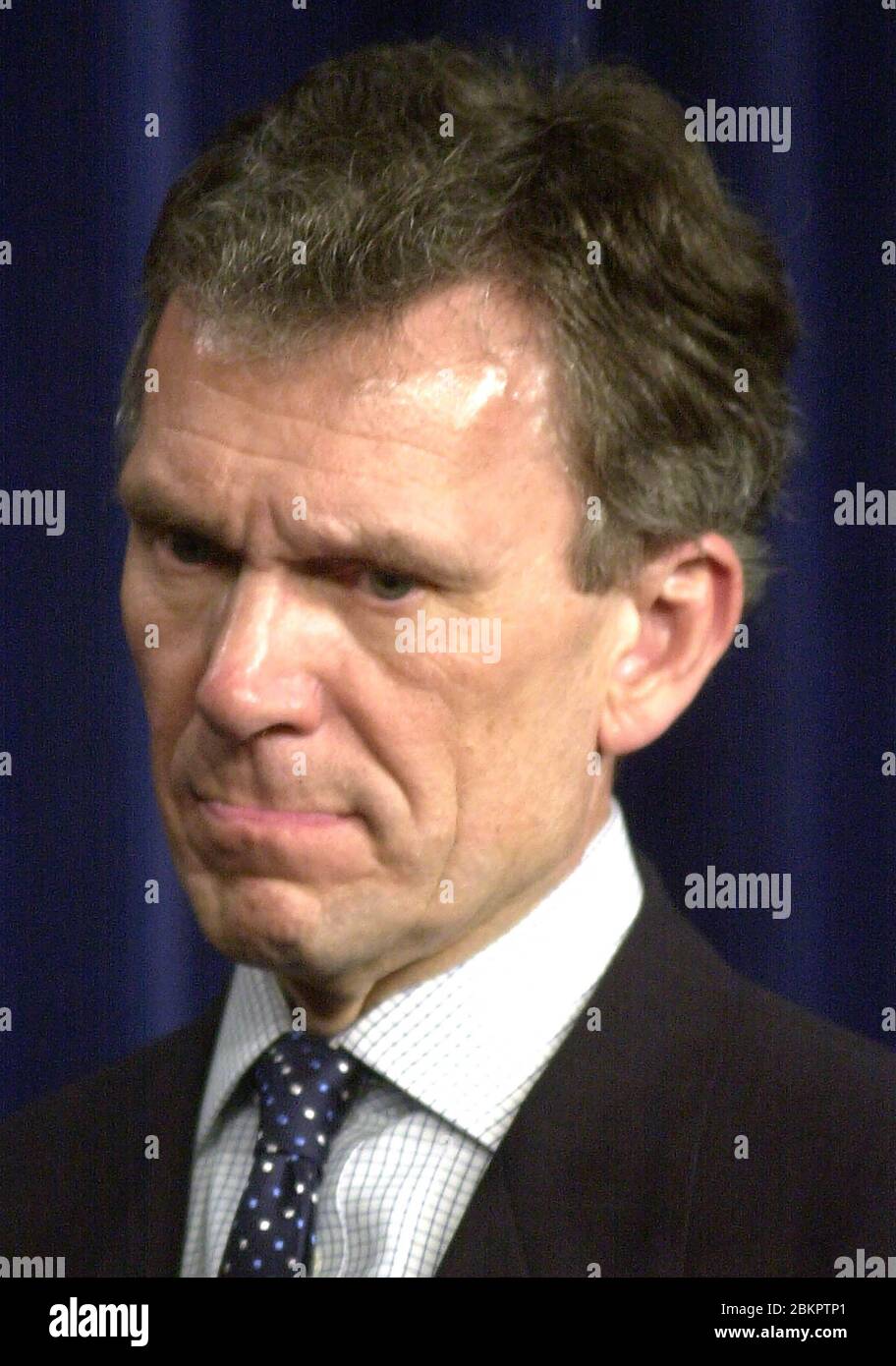 Il senatore statunitense Tom Daschle (democratico del South Dakota) ascolta mentre lui e il leader della maggioranza del Senato statunitense Bill Frist (repubblicano del Tennessee) incontrano i reporter nel Campidoglio degli Stati Uniti a Washington, DC il 3 febbraio 2004 per fornire un aggiornamento sulle indagini del Risen negli uffici del Senato. Il frost ha annunciato che ci era Risen trovato nel suo ufficio nel Dirksen ufficio del Senato Building.Credit: Ron Sachs/CNP (RESTRIZIONE: NO New York o New Jersey Quotidiani o giornali entro un raggio di 75 miglia di New York City) | uso in tutto il mondo Foto Stock